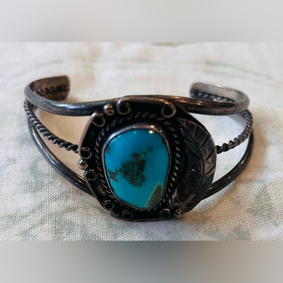 Authentic Vintage Navajo sterling turquoise stone set silver cuff bracelet - Picture 3 of 6